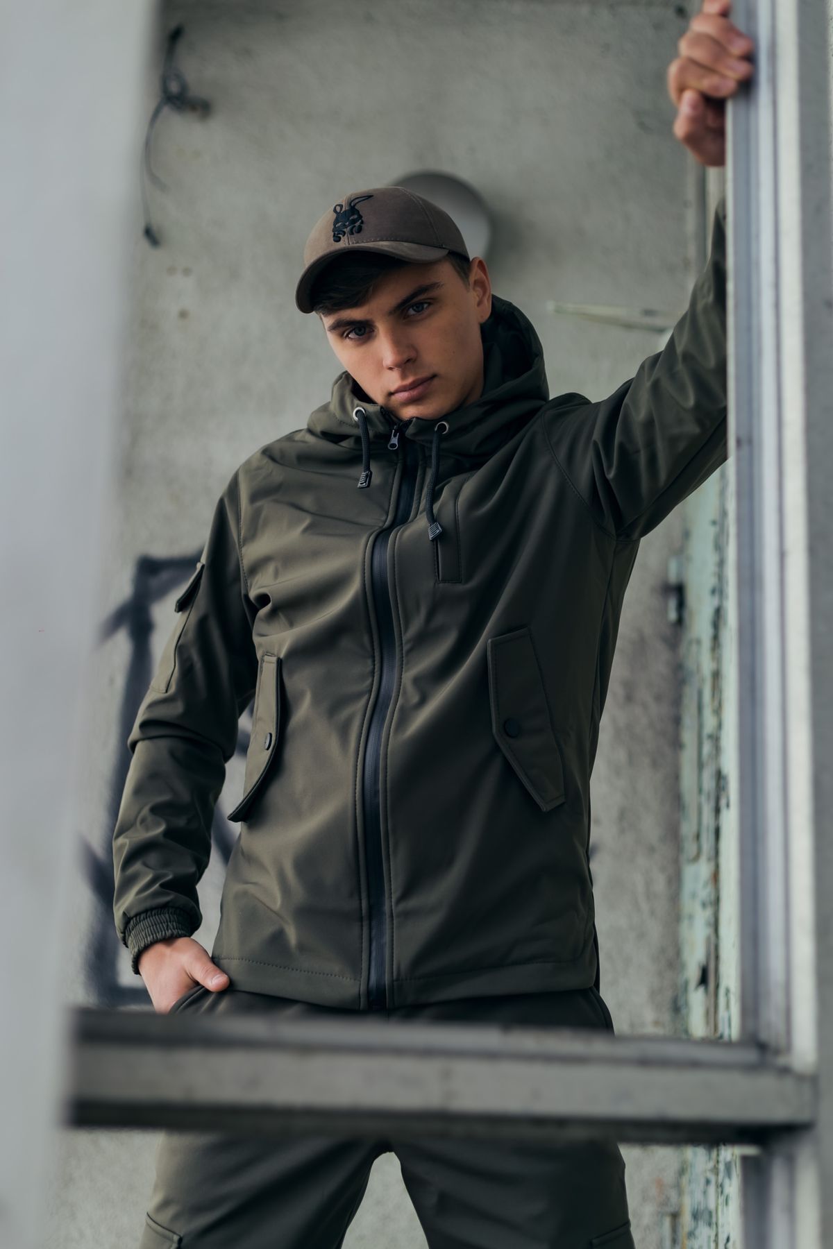 Чоловіча куртка Softshell хакі демісезонна Intruder