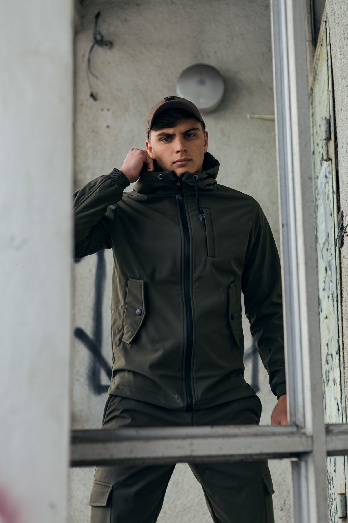 Чоловіча куртка Softshell хакі демісезонна Intruder