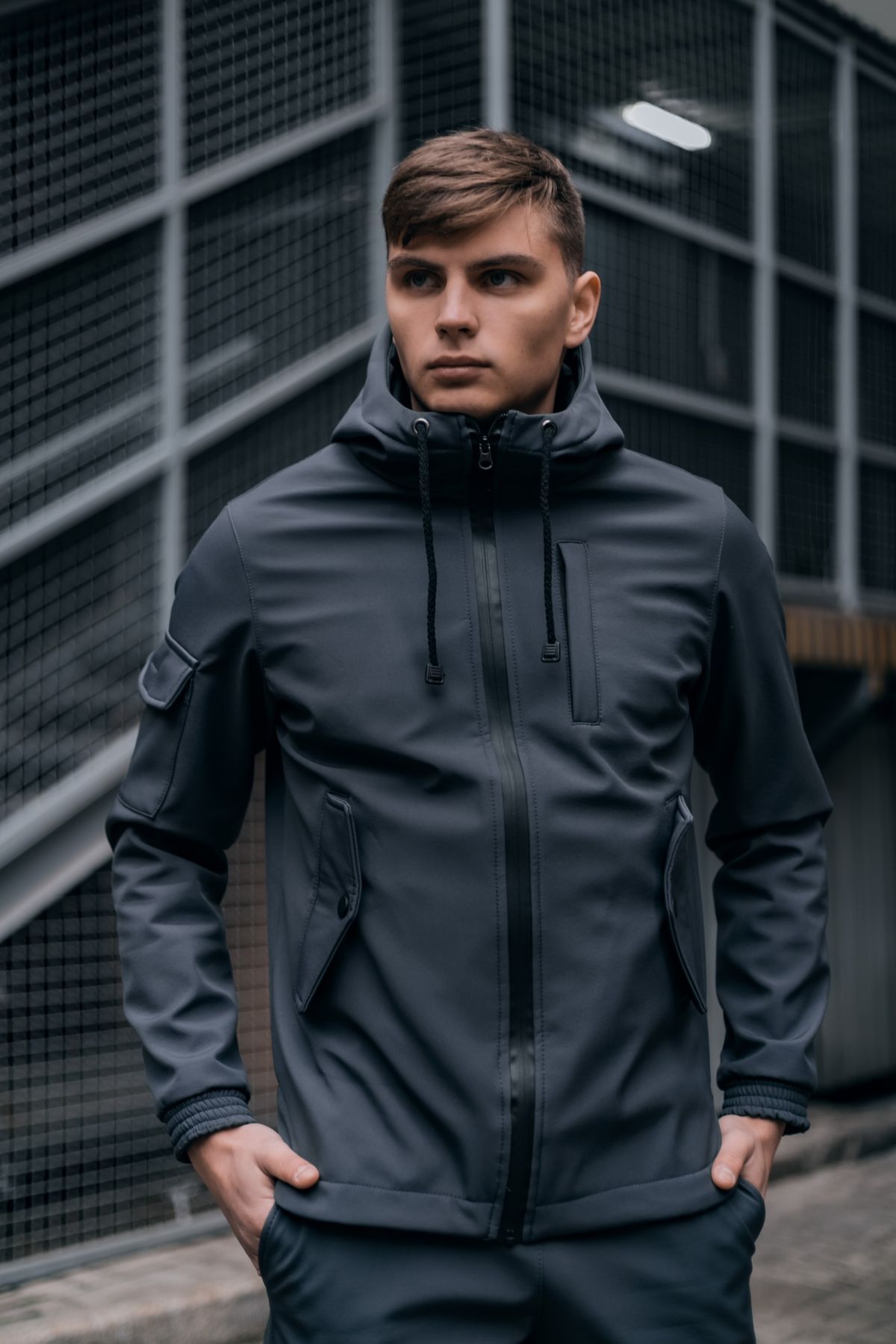 Чоловіча куртка Softshell сіра демісезонна Intruder