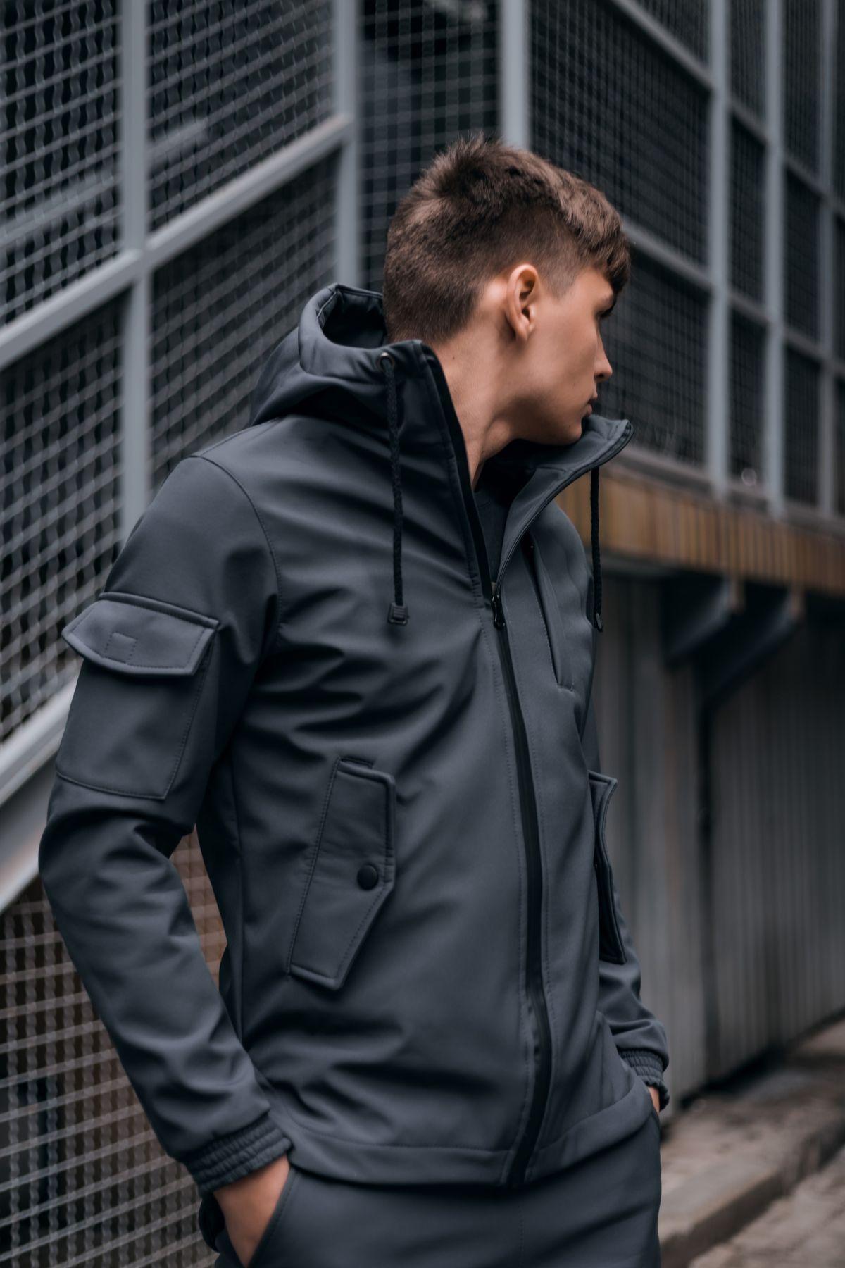 Чоловіча куртка Softshell сіра демісезонна Intruder