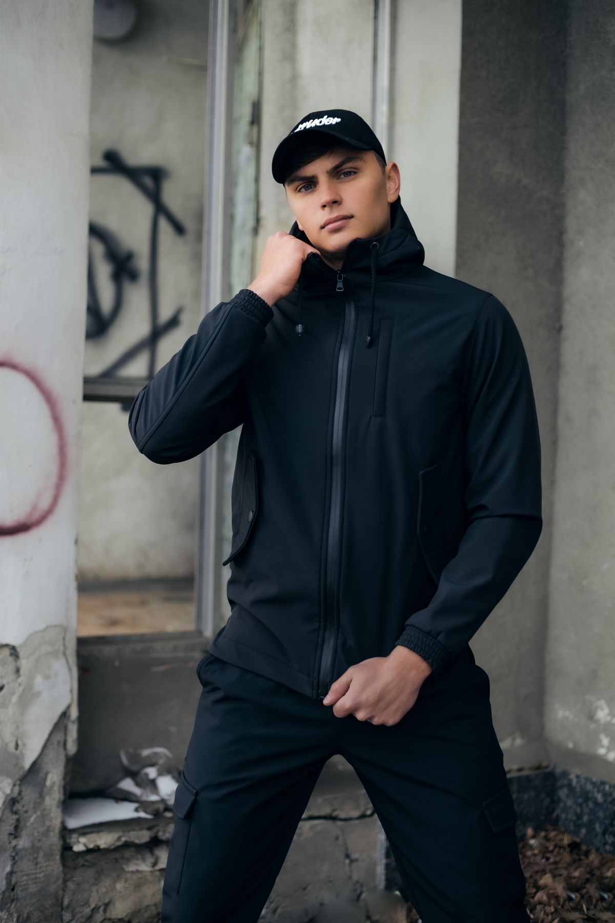 Чоловіча куртка Softshell чорна демісезонна Intruder
